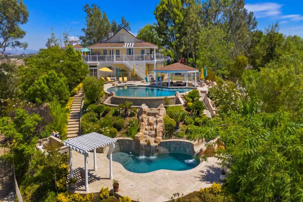 This double-decker pool is rentable by the hour on Swimply.