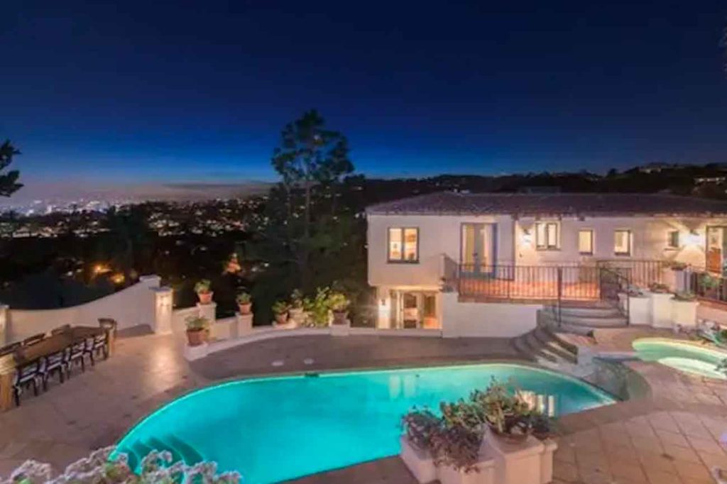 Party like a movie star in this palatial Hollywood Hills backyard. Photo Credit: Swimply